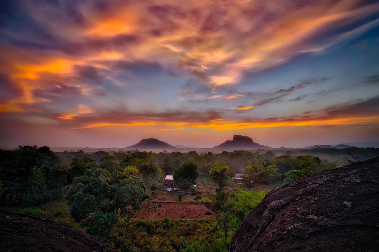 Choona Lodge 'View Of Sigiriya & Pidurangala With Sunrise' Eksteriør billede